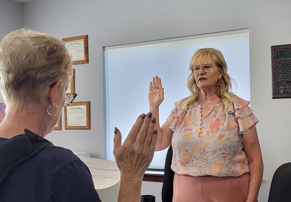 Clerk Rhonda Schmidt swears in Kimberly Ingram as Nezperce's new mayor on June 24, 2026. 
