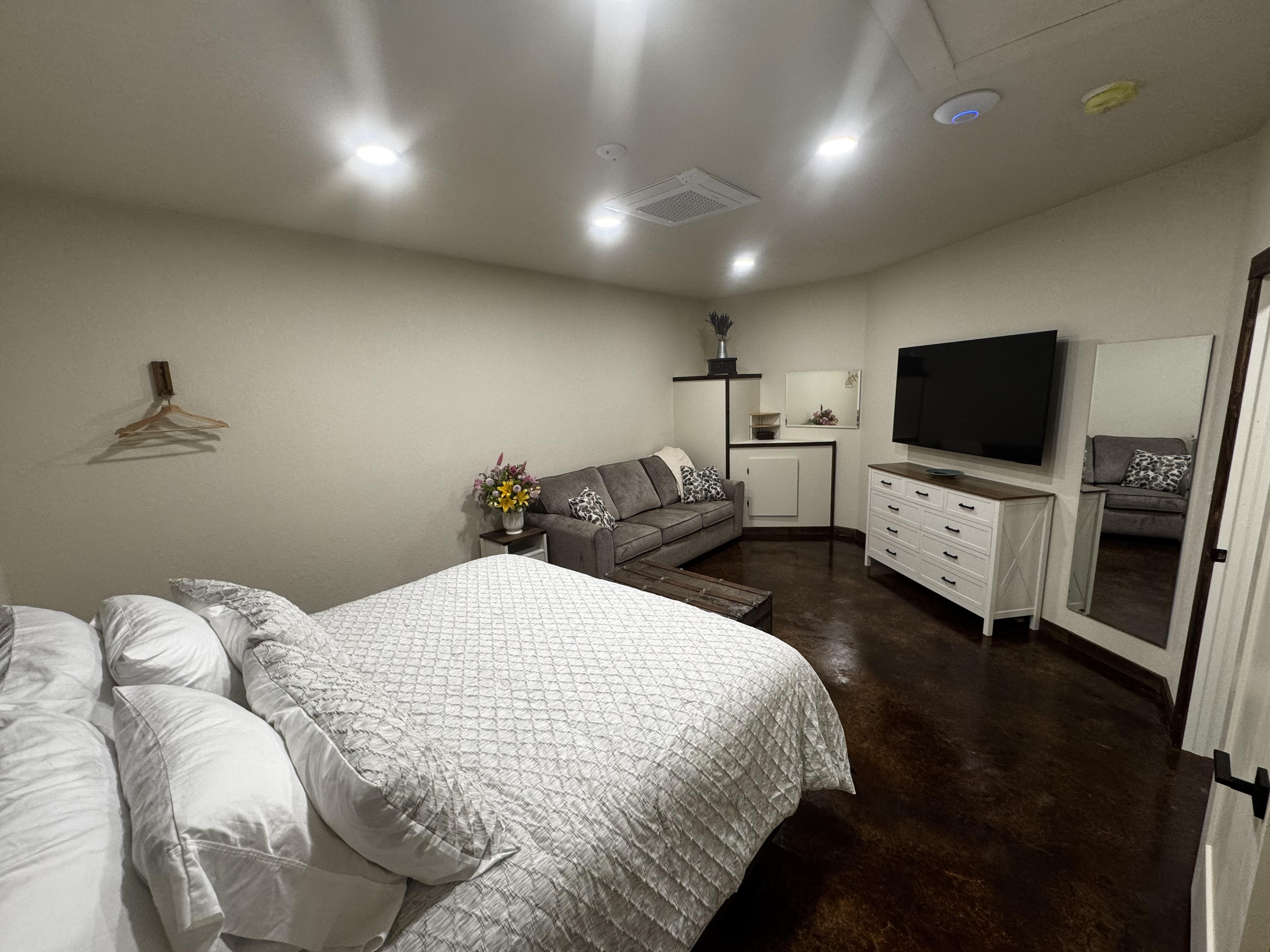 Zanin's Airbnb on Oak Street includes one bedroom with a king bed and a sofa bed. Zanin's Airbnb on Oak Street includes one bedroom with a king bed and a sofa bed..